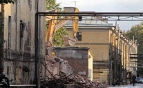 На Обводном канале ведутся работы по демонтажу здания На Обводном канале ведутся работы по демонтажу здания